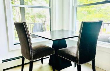 Luxe Modern Lakefront Oasis - Hot Tub, Sunset Views, Pet & Family Friendly! Close to UMF! - Foto 17