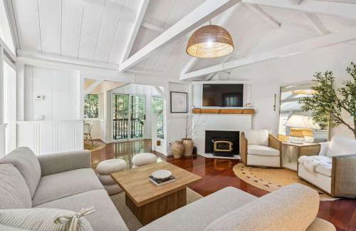 Modern Organic Home with Backyard Creek near State Park - Foto 8