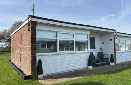 169 - Two bed Chalet on Sunbeach Holiday Park - Sleeps 5, pet friendly, FREE pool and entertainment passes included - plus WiFi, bed linen and towels included 300m from the beach! - Foto 25