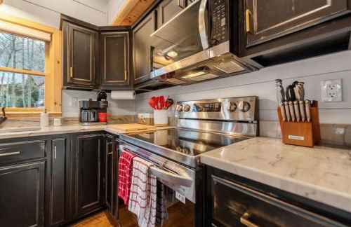 Family fun, romantic Hot Tub, Firepit, King Bed 15 min from Blue Ridge & Ellijay - Foto 10