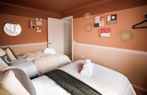 Sleeps 8-10 Cotswold Home with Hot Tub & Parking - Foto 3