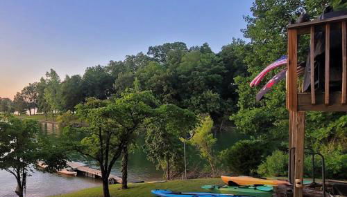 Scenic Lakefront Cabin Dock Water Activities Games - Foto 3