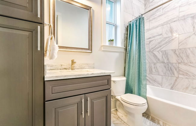 Spacious 5 BR Retreat with Pool - Near It All - Foto 25