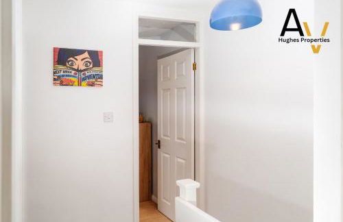 Northampton Pop Art House - Free Parking - Fast Wi Fi by AV Hughes Properties - Photo 10