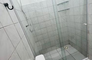 Charmoso e aconchegante espaço a 1 km da praia - Foto 16