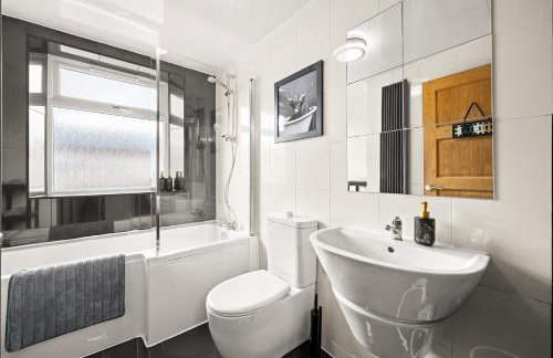 Modern and Comfy 3 Bed Manchester Home near Etihad, Coop Live Arena and Manchester City Centre - Foto 8