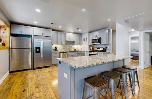 Waterfront Fun! Group Getaway on Lake Marie - Foto 21