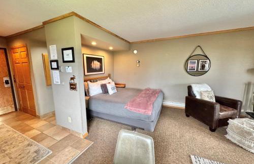 Ski in Ski out Cozy Studio Condo, Pool, Hot Tub, Views of Moose Mtn - Foto 15