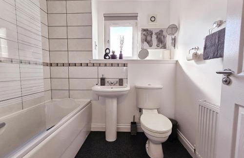 Modern 5 Bedroom Townhouse with Free Parking - Foto 53