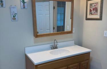 Cozy 3 4 BR Home Ideal for Family - Foto 14