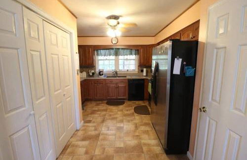 3-Bedroom Retreat with Private Yard - Photo 8