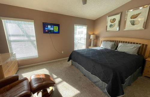 3 Bedroom Villa with Poolside Cinema and Games Room Close to theme Parks sleeps 6 - Photo 11