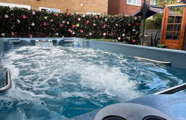 Romantic Swiss Cabin Hideaway & Hot Tub Spa Pool - Foto 14