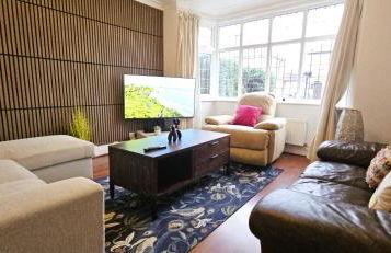 Spacious Home Near Wembley, Free Parking, Close to Tube, Garden - Photo 2