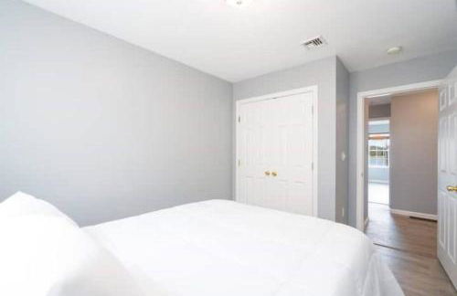 Gorgeous Waterfront 3 Bedroom, 1.5 Bathroom Unit. - Foto 29