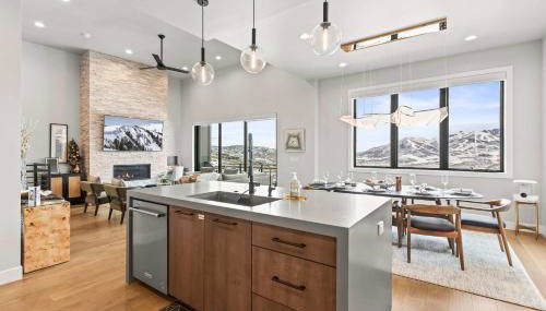 Luxury Lakeview Retreat A Jordanelle Gem in Hideout, Utah - Photo 4