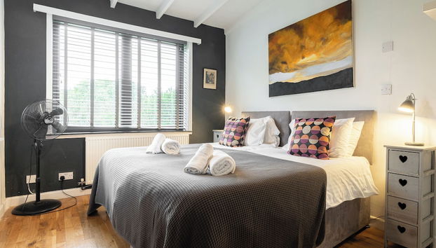 Stunning 6 Bedroom with Swimming Pool & Sauna! - Foto 2, Habitación