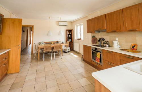 Family getaway, spacious and luxurious, sea view, terrace, 5 minutes from Voula beach, 30min from Athens center - Foto 7