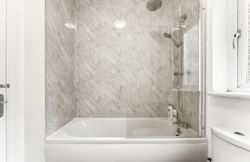 Comfortable 4 Bed Home - Free Parking & Fast WiFi - Foto 53