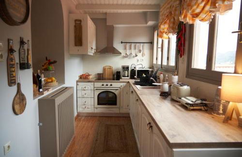 Dandy Villas Dimitsana - a family ideal charming home in a quaint historic neighborhood - 2 fireplaces for romantic nights - Foto 5