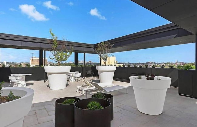 Brand New Lux Water View 3bd with Parking - Foto 10