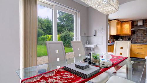 Spacious Heald Green Home with Free Parking - Pass the Keys - Foto 2, stove, Other, minibar