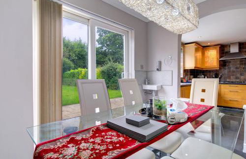 Spacious Heald Green Home with Free Parking - Pass the Keys - Photo 3