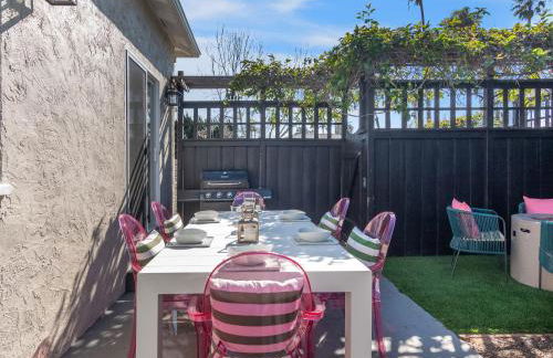 Classic Beach Bungalow - Parking, Private Patio & Pet Friendly! - Foto 17