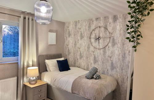 Brand New 2 Bed House - Sleeps 4 - Free Parking - Near HS2 & Drayton Manor - Photo 16