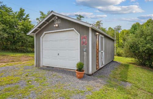 Trailblazer Lodge - Upscale, hot tub, trail, game room, wifi, fire pit, bar, pool table, king bed, view, pet friendly - Photo 34