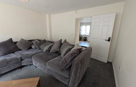 Large Modern House With Private Parking - Photo 42