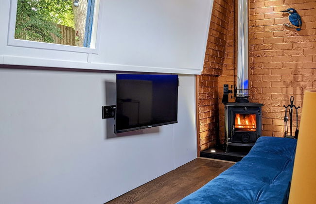 Narrowboat With Hot Tub, Spa, Cruising And More - Photo 7