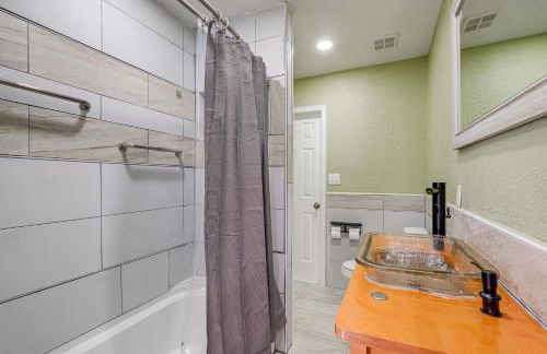 Walk to MIR Wooded Group Escape with Deck and Bar! - Foto 20