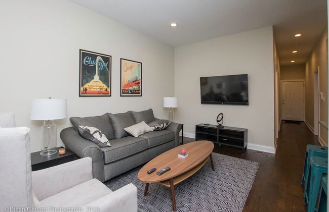 2 Level Home near Wrigley - Foto 1