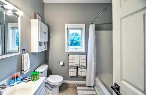 Quiet Retreat with Kayak and Patio, Walk to Lake! - Foto 14