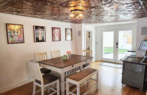 Victorian Dream! Charming Mountain View Home by Downtown - Foto 21