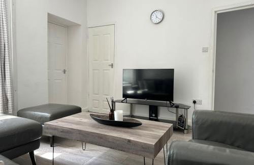 The Regent's Retreat - Modern 4-Bedroom Home - Photo 1