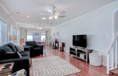 Beachside snowbird escape with fenced yard & washer/dryer - walk to beach access - Foto 7