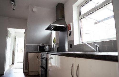 Large 4 BedroomProperty driveway and 3 bathrooms - Photo 9