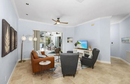 Villa Tropicana Luxury pool home. Gated community - Photo 9