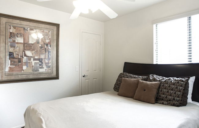 Near Great Shopping & Dining! Pool Table & Games! - Foto 4