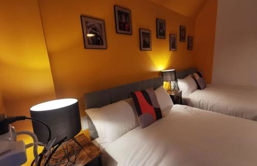 Spacious & comfy 4 bed house, 6 Beds, Free Private Parking & Wifi - Foto 20