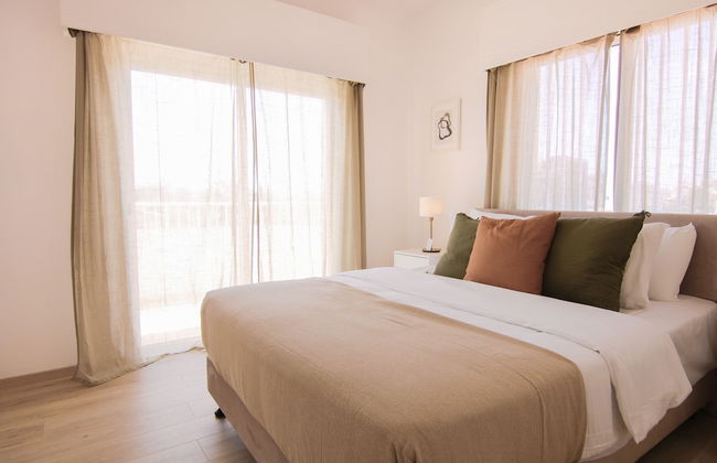 Phaedrus Living: Modern City View Flat Nafi - Photo 2