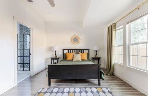 3BR Modern, Gated Home w FreePking, BBQ, Firepit, Mins to Downtown - Foto 24