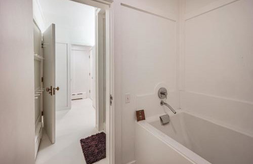 Group-Friendly Newbury Stunner Home Gym, Hot Tub! - Foto 27