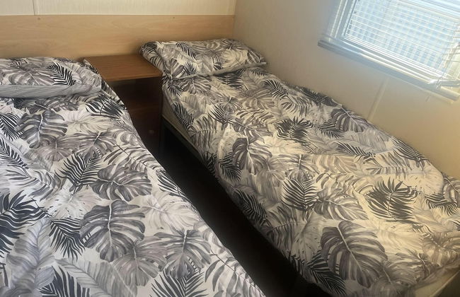 2 Bedroom Pet Free Caravan and Decking Free Wifi - Photo 4