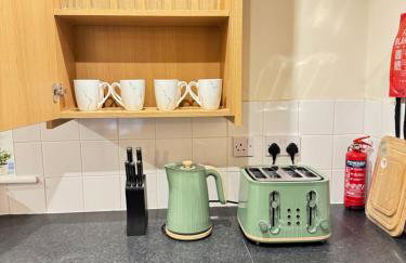 The Vogue Stay, 3 Bedrooms, 2 bathrooms, Ideal for JR & Oxford Hospitals, FREE CarPark, Conveniently located for Ring Road access, 2 miles from Oxford City Centre easy car & bus route - Foto 38