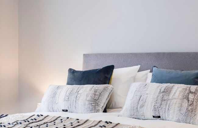 Stylish new Home With Parking - King Beds Garden - Foto 23