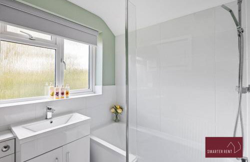 Woking -Garden Driveway Parking 4Bed - Photo 18