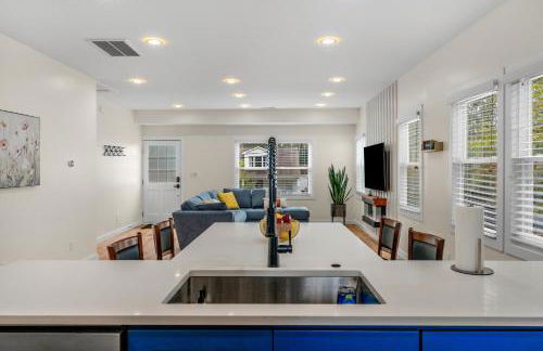 Stylish 4BR Haven: Serene Backyard and Fire Pit - Foto 28